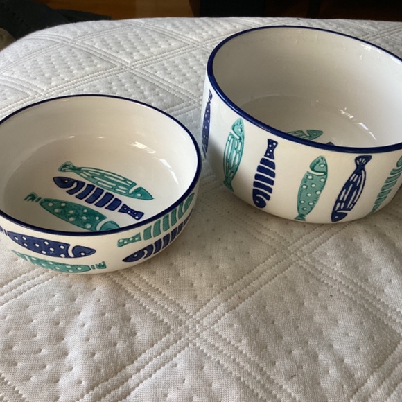 SIGNATURE HOUSEWARES INC. SET OF 2 FISH THEMED CAT FEEDING/WATER BOWLS - Picture 4 of 12
